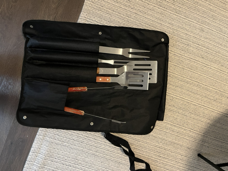 Bbq grill set with apron