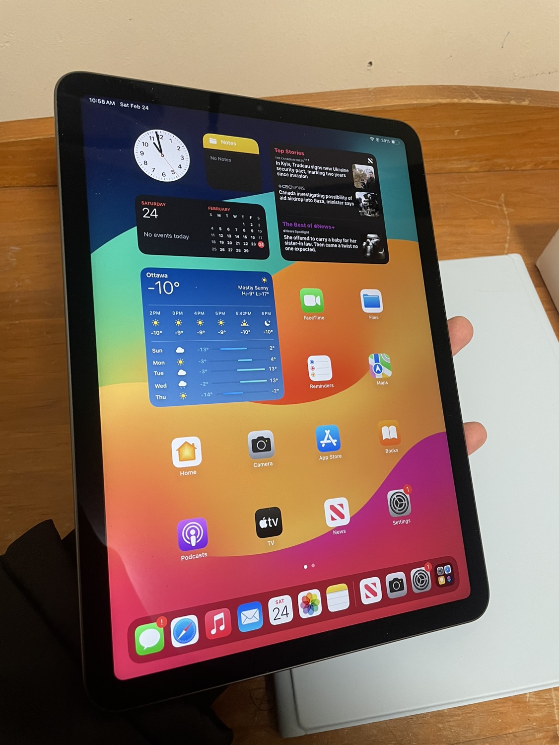 Excellent - IPad Air 5 M1 64GB, w/ Case, Box, Charger - photo 3