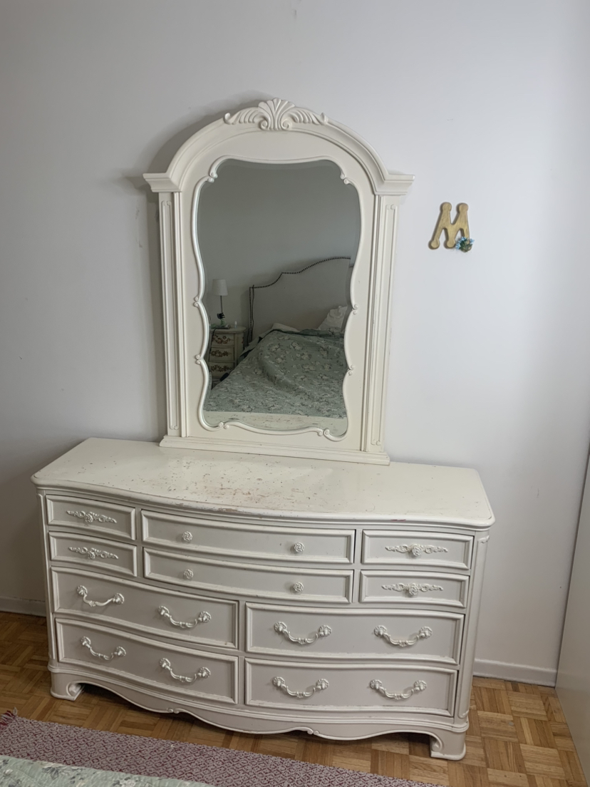 Vanity with mirror for free