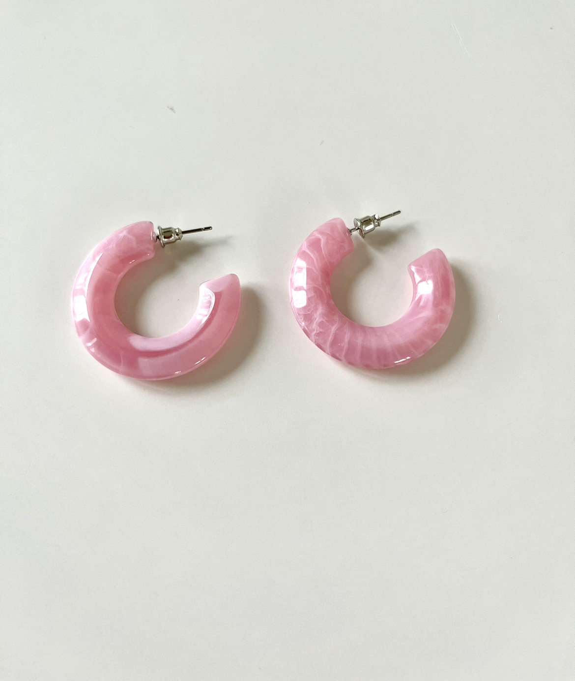 Candy color resin hoop earrings in pink #freecycle