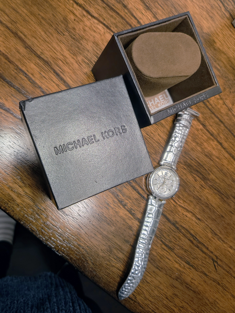 Stunning women's Michael kors leather watch image indicator(8)