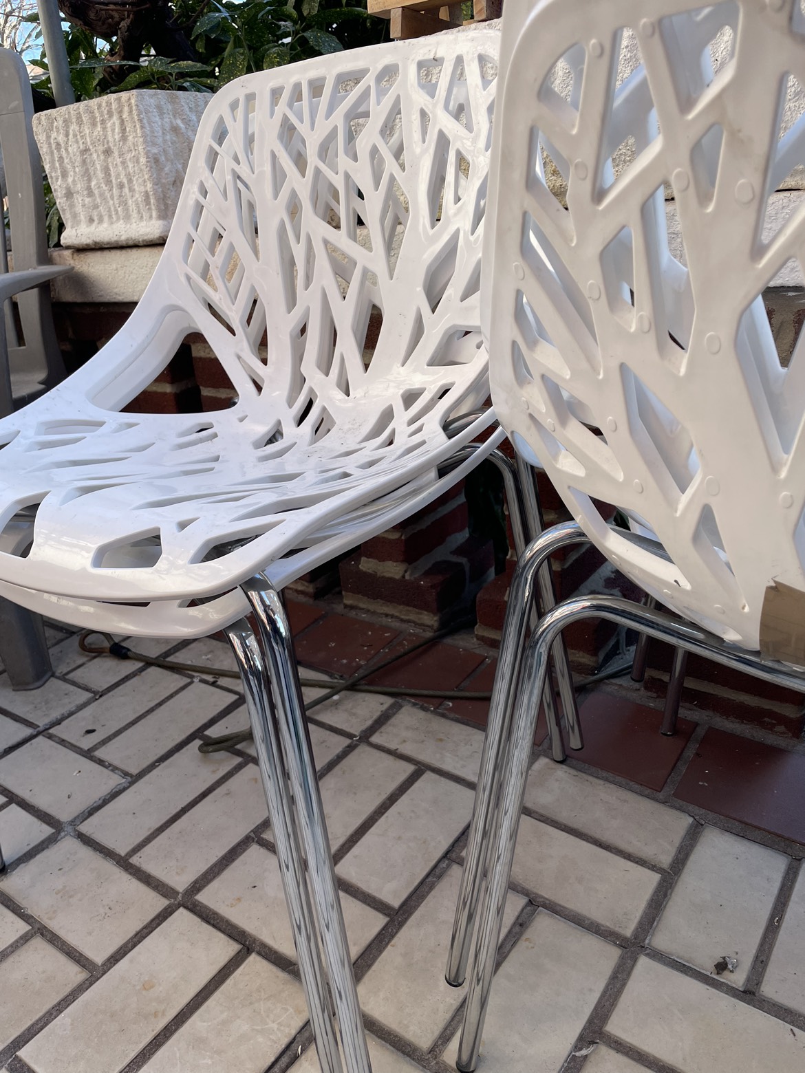 White plastic chairs - photo 3
