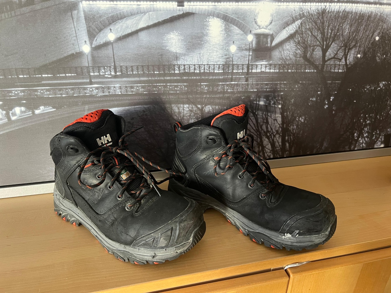 Steel toe boots thumbnail