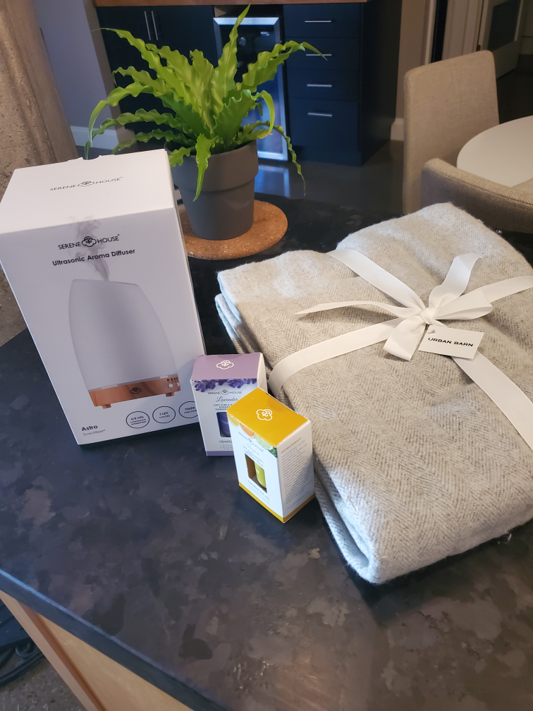 Valentine's Day gift! Essential Oil Diffuser + Cozy throw