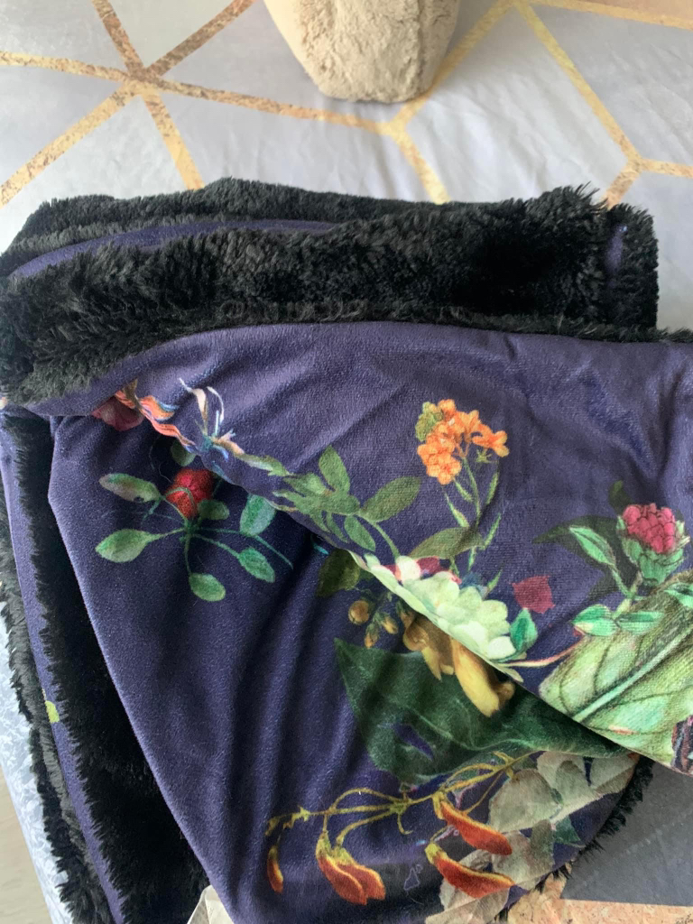 Free throw blankets image indicator(2)