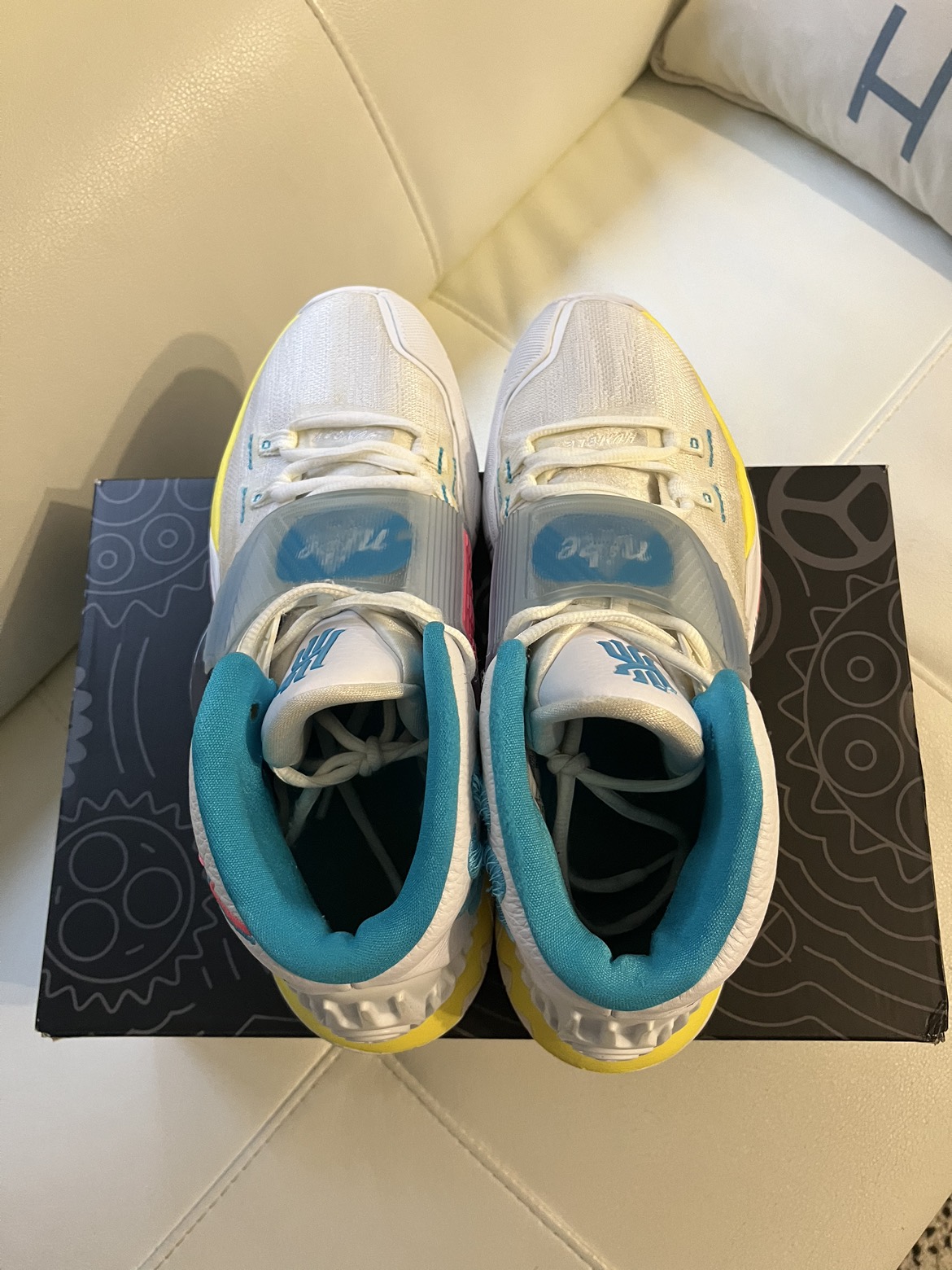 NIKE KYRIE 6 BASKETBALL SHOES (Men’s 10 US) image indicator(3)