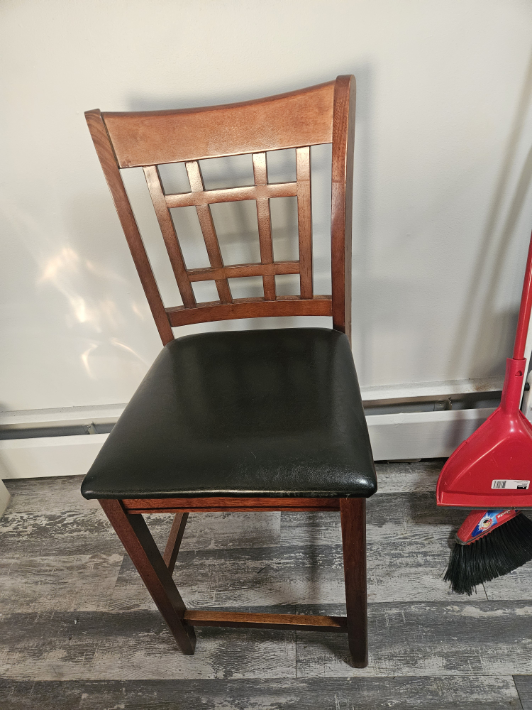 Need gone ASAP! moving soon. Tall kitchen table set w/ 4 chairs