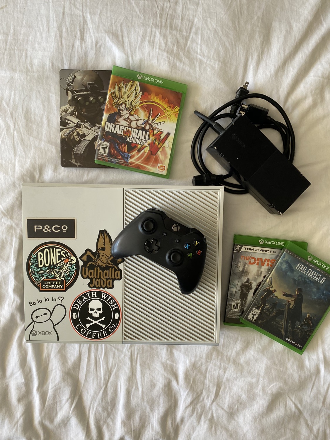 XBox One with on controller and 4 games thumbnail
