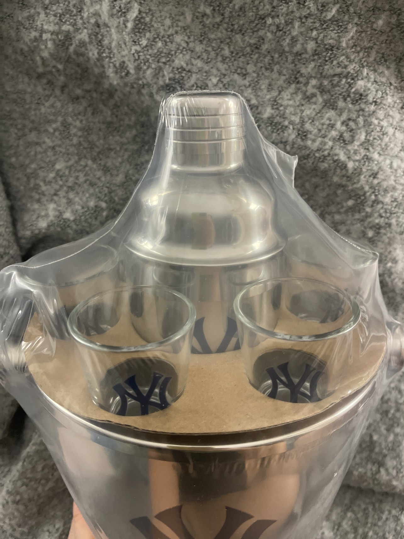 Yankees Ice Bucket Cooler w Cocktail Shaker & 6 Shot Glasses - photo 2
