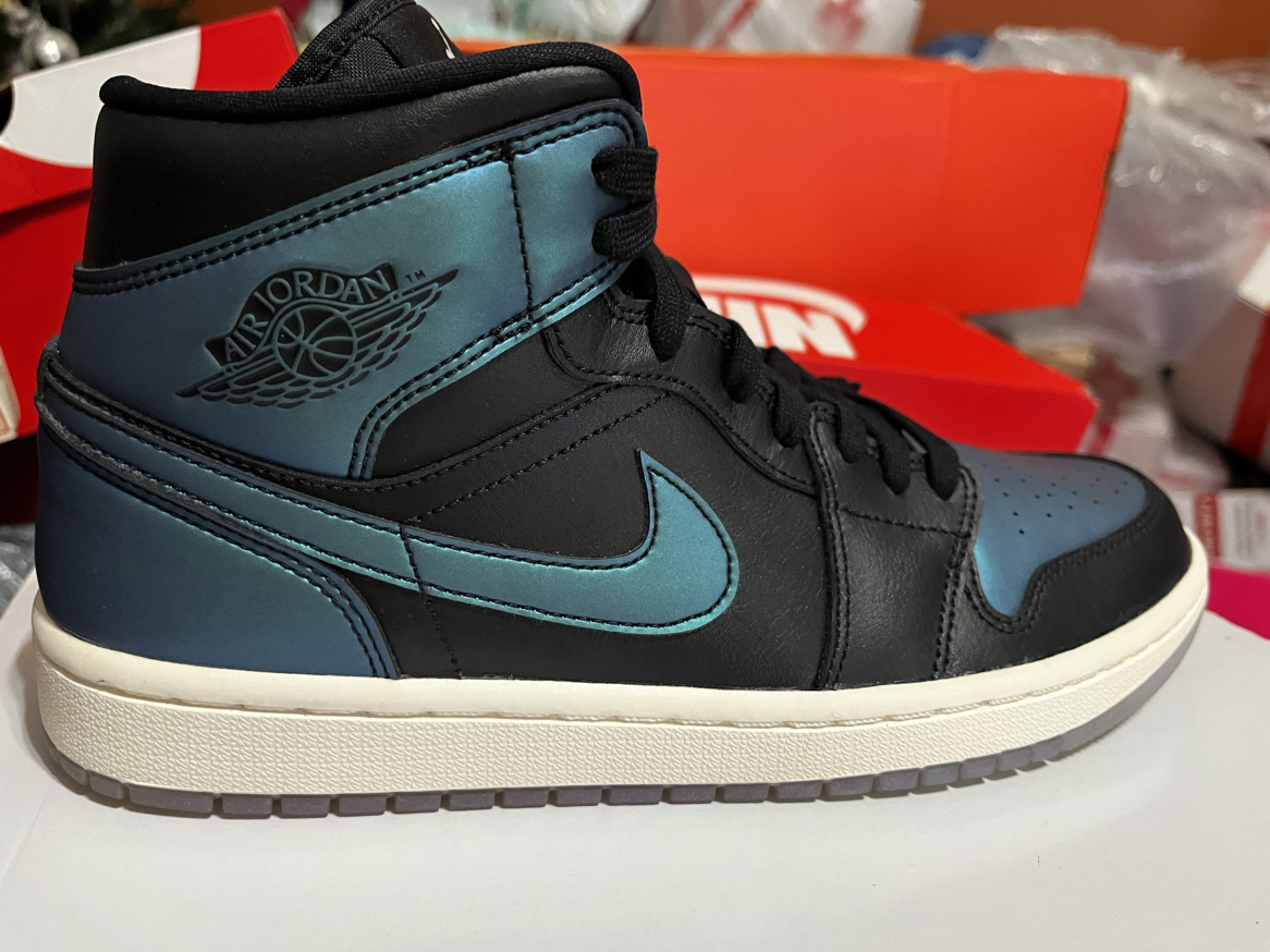 BNIB women’s Air Jordan, 1 mid metallic image indicator(3)