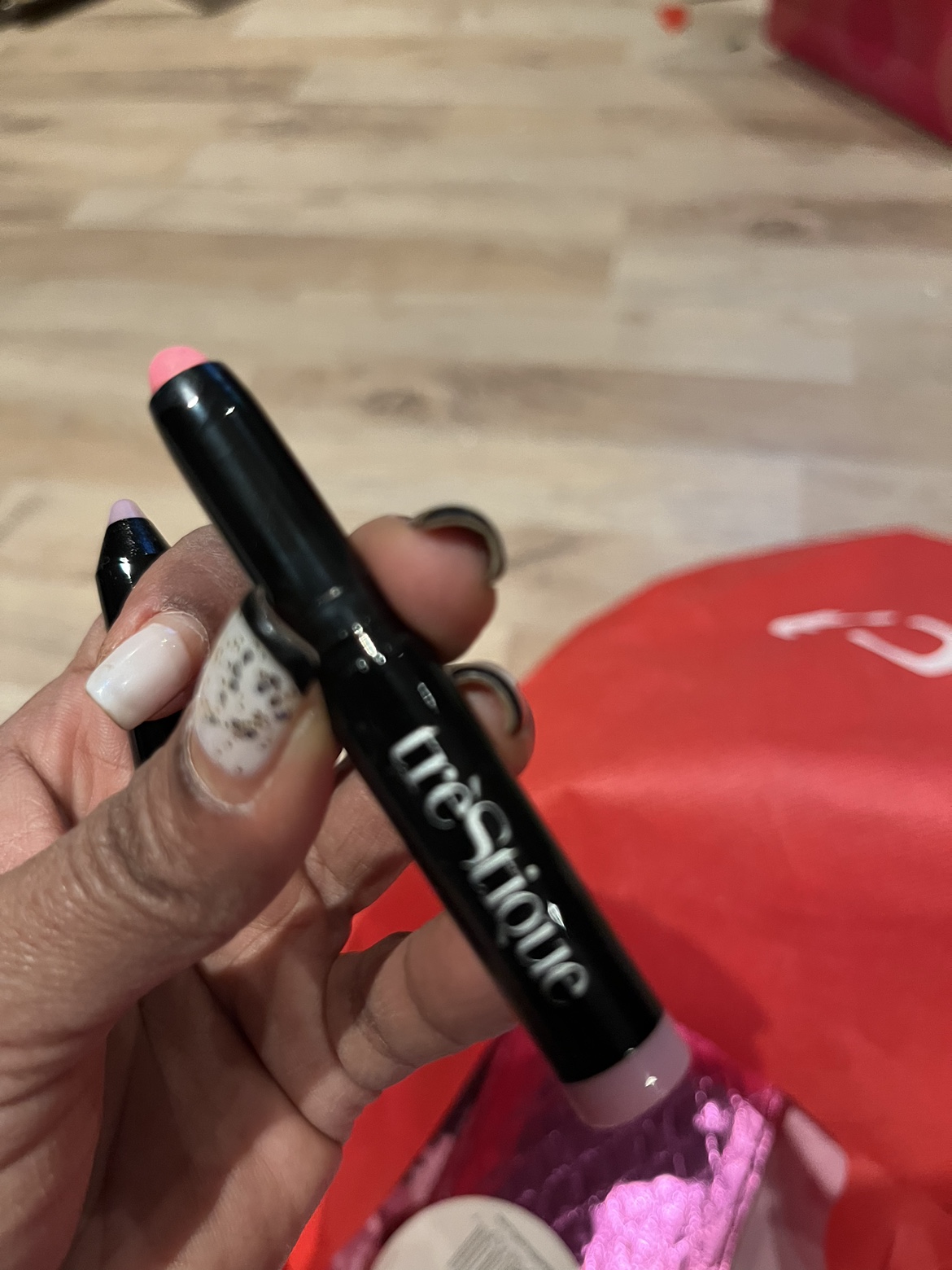 Trestique lip glaze image indicator(2)
