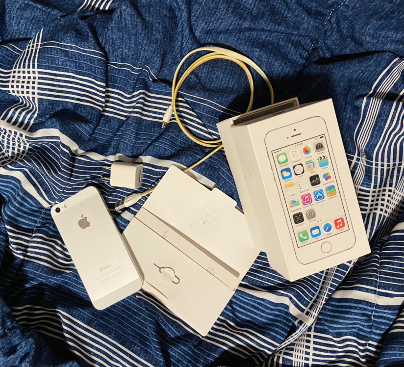 IPhone 5S are 16 GB & Charger - photo 2