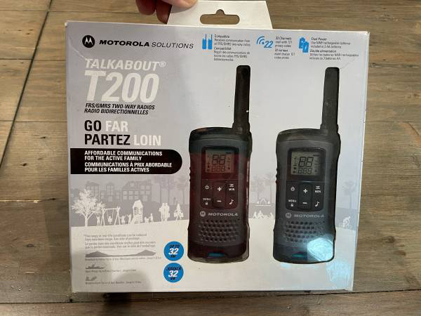 Motorola T200 Family Radio System TalkAbout UHF 32 KM (2 Pack) thumbnail