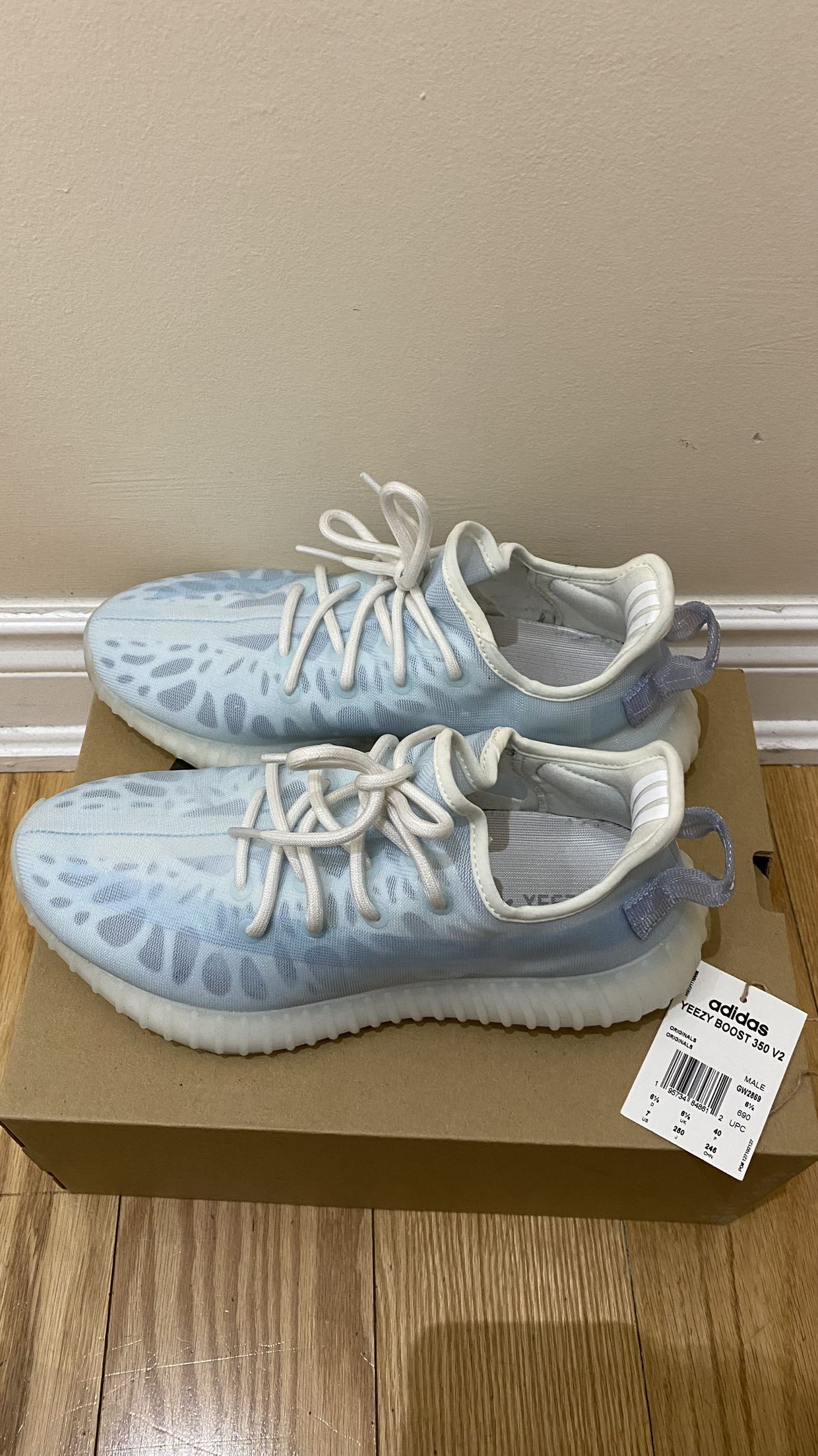 Yeezy boost 350 V2 Mono Ice image indicator(3)