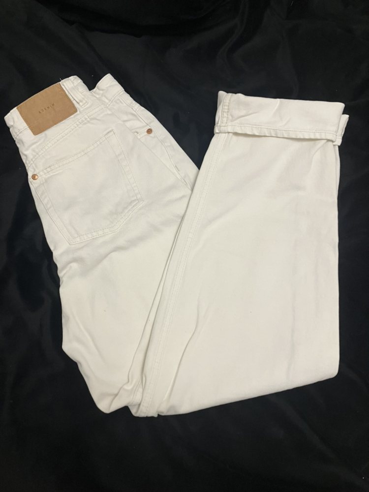 High-waisted wide-legged white H&M jeans