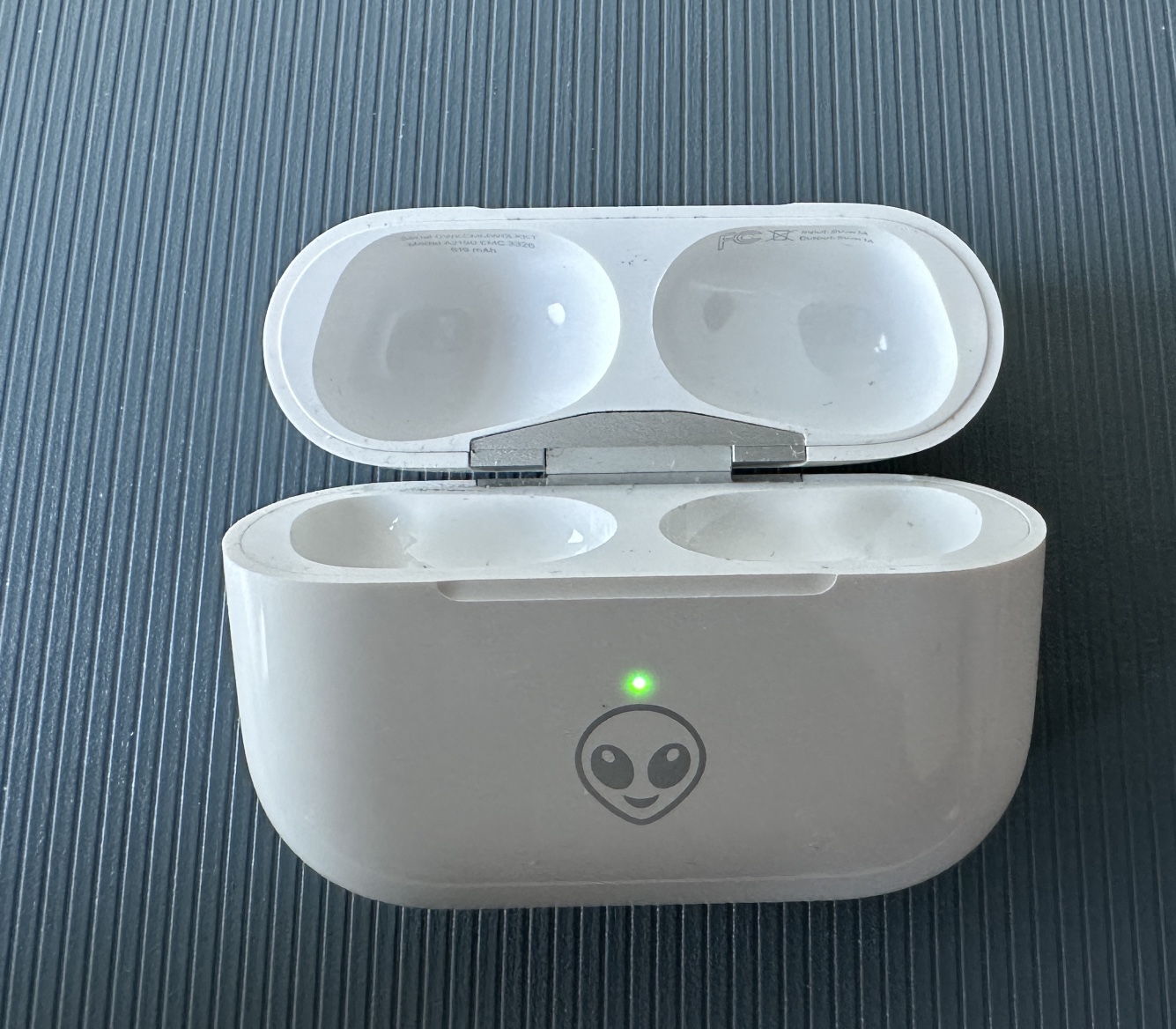 AirPods PRO Charging Case (1st generation) - photo 2