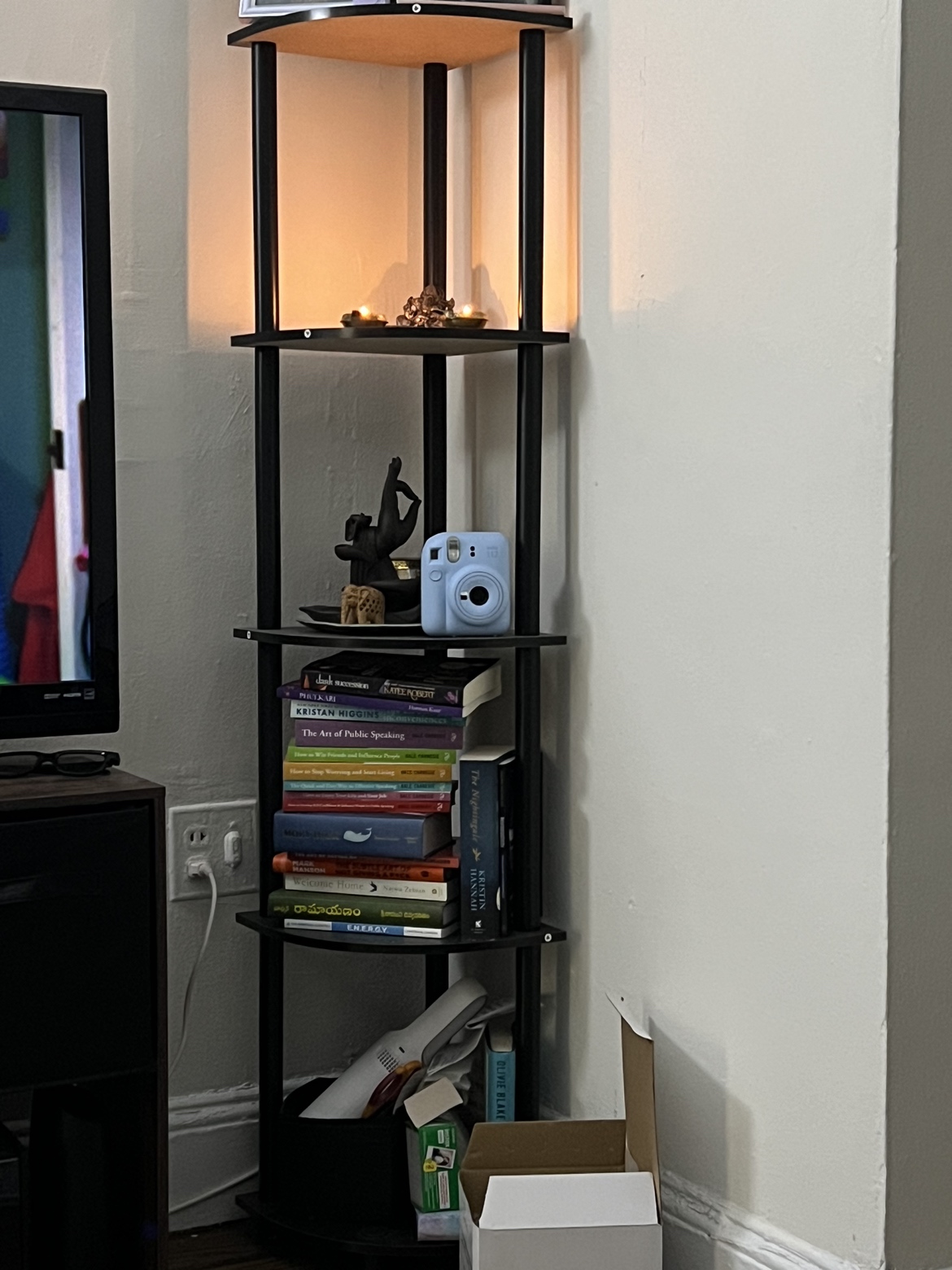 Corner shelf