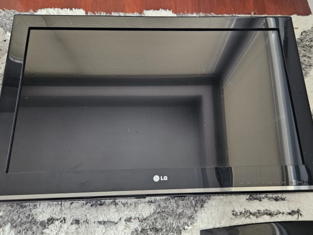 TV with Wall mount - photo 2