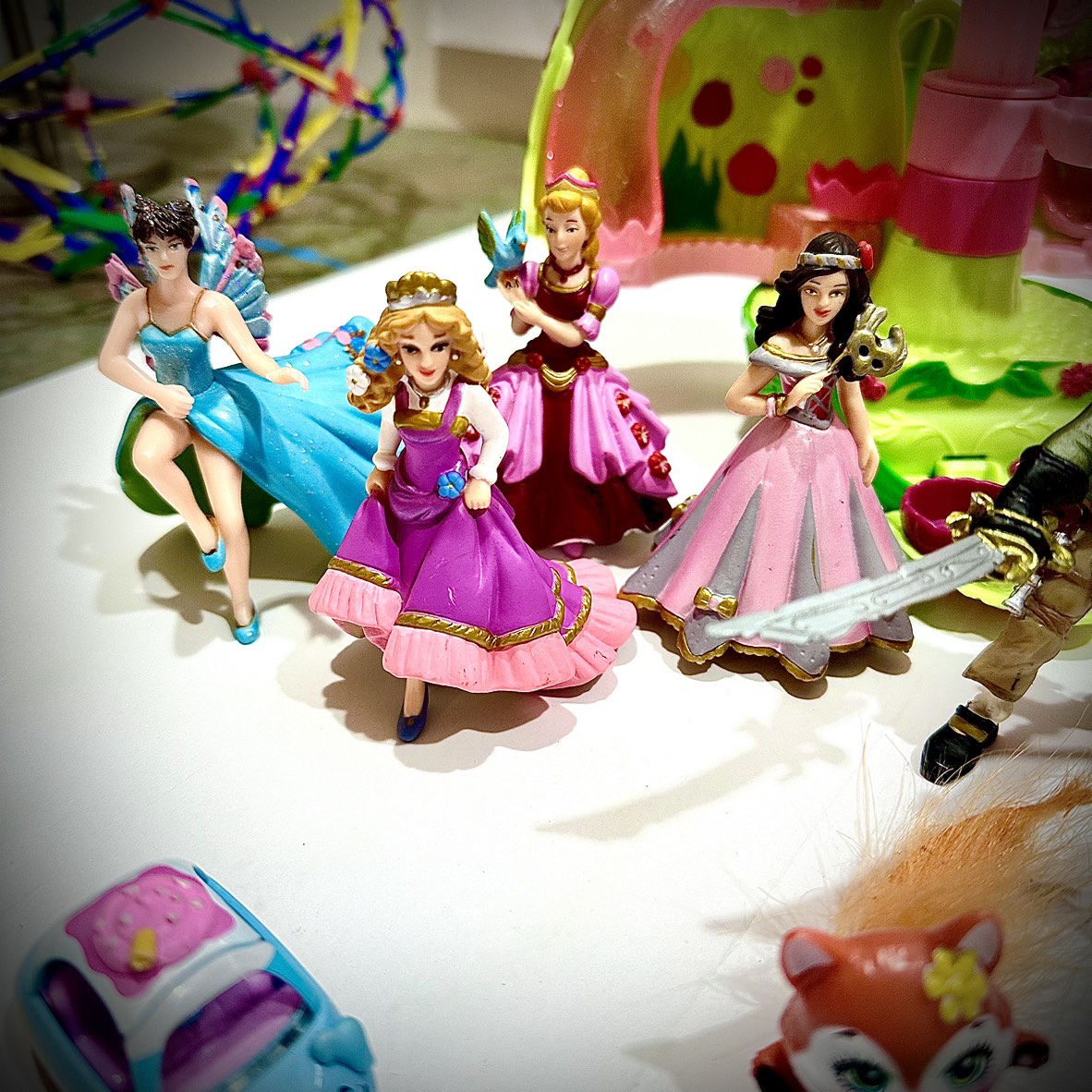 Large collection of Figurines, LOL Dolls, Polly Pocket - photo 3