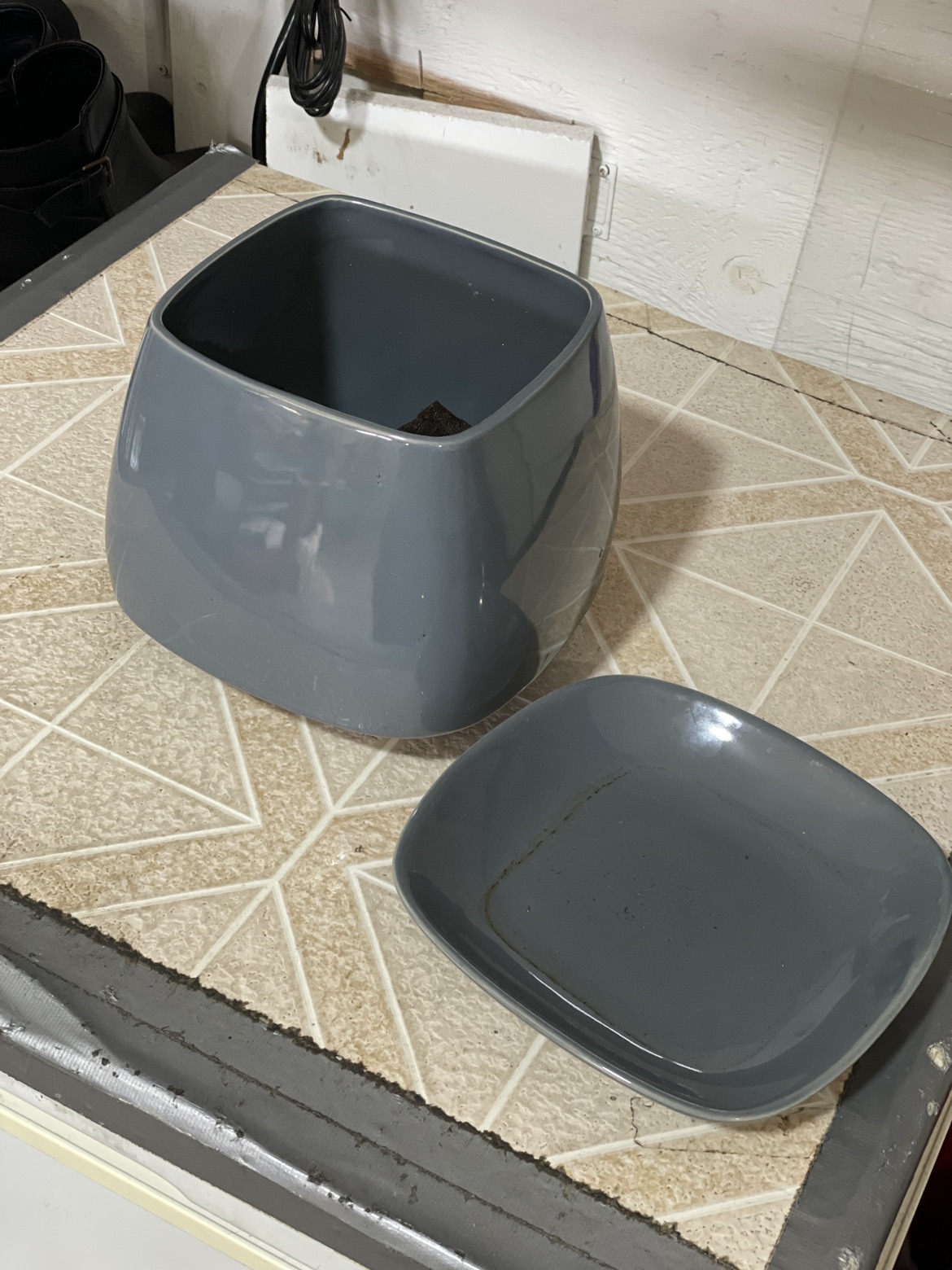 Planter and saucer 🏈 image indicator(2)