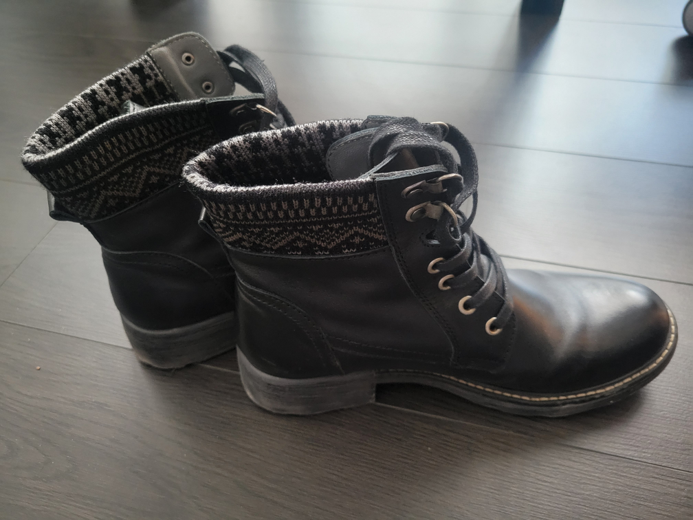 Black boots size 7
