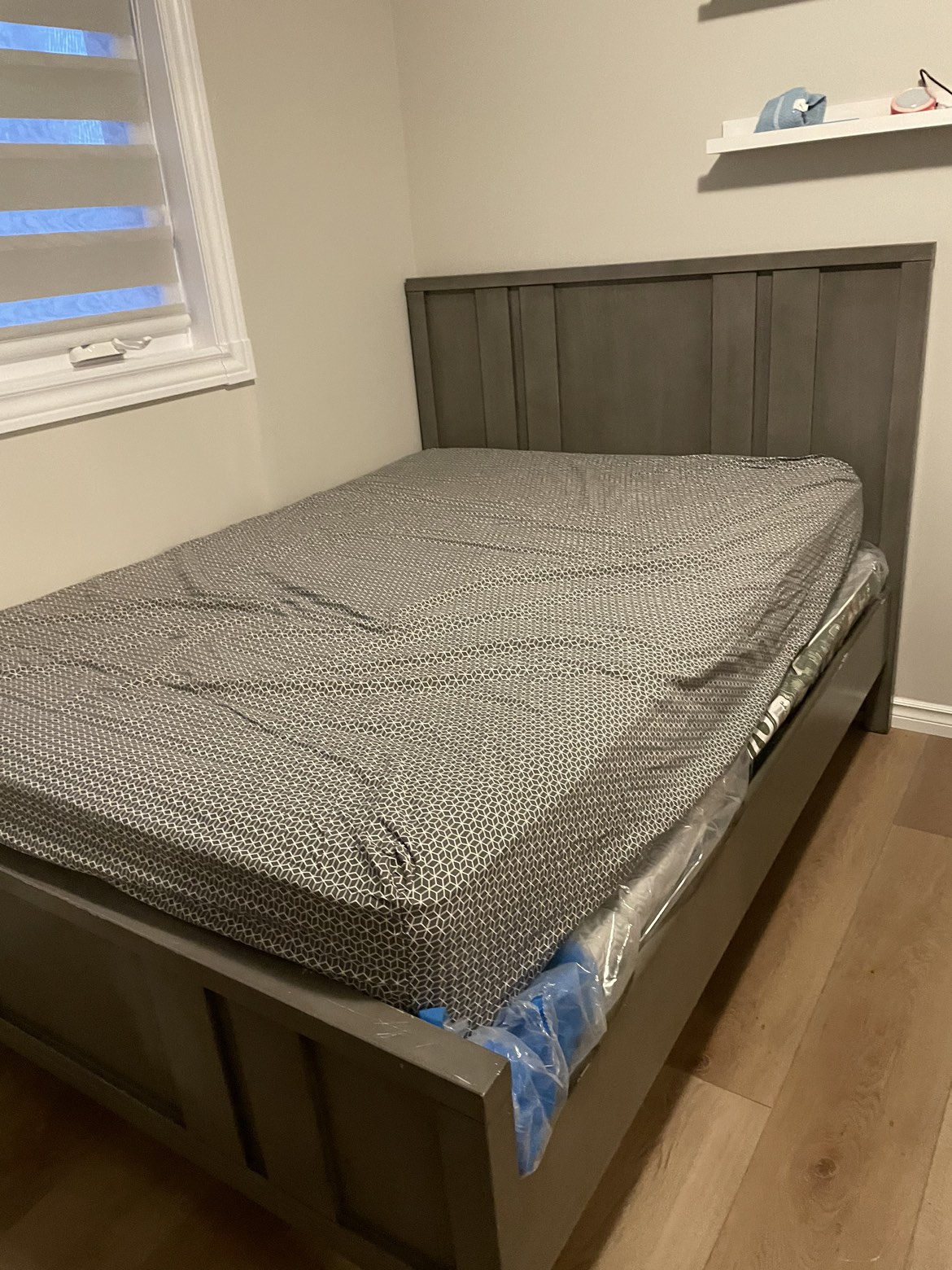 Grey wood bed and one night stand for sale - photo 4