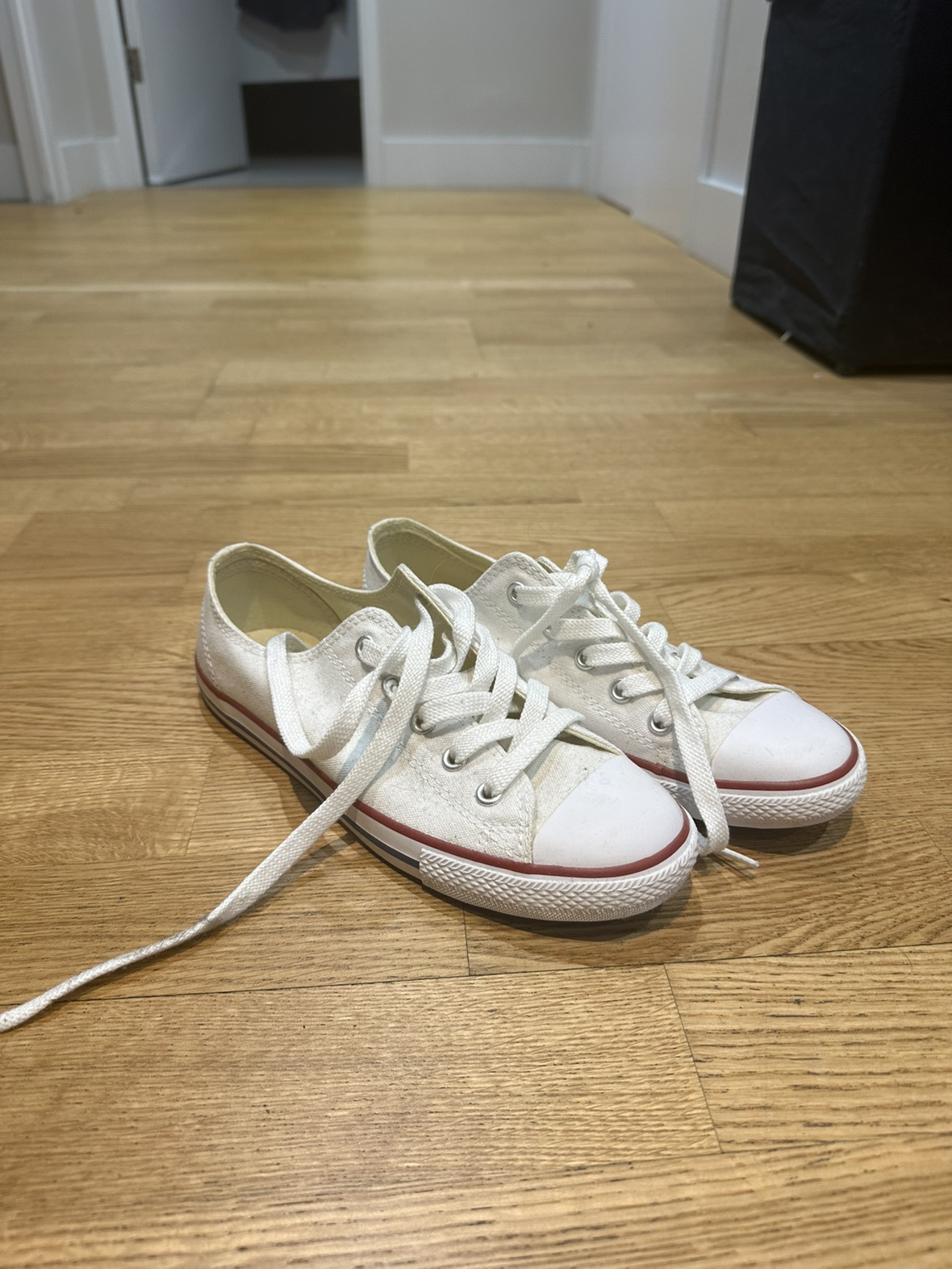NEW White Low Top Converse thumbnail