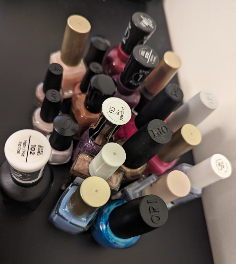 Assorted nail polishes image indicator(2)