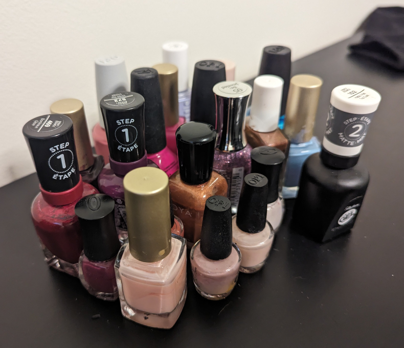 Assorted nail polishes image indicator(3)