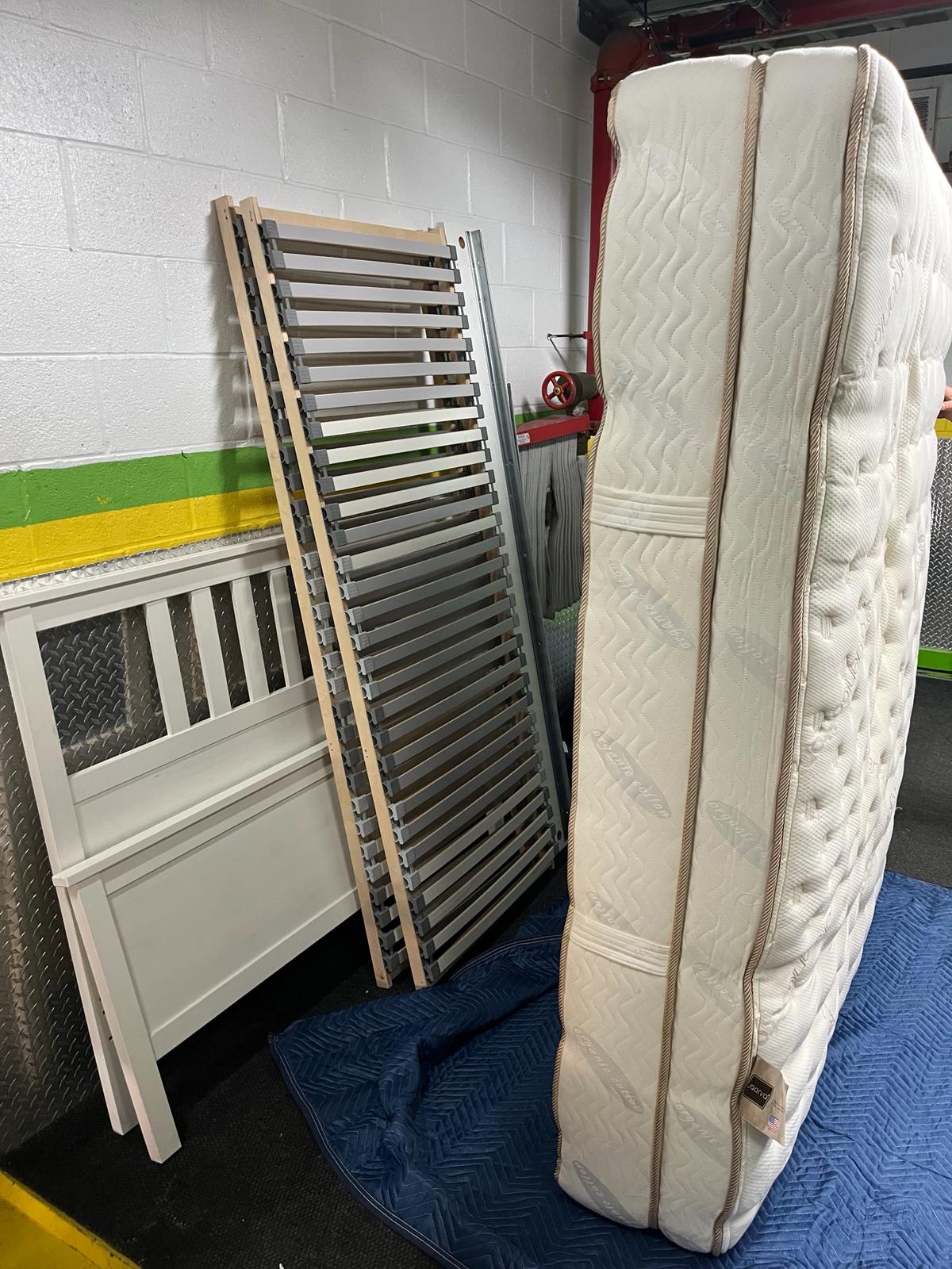 Queen bed+ mattress - photo 5