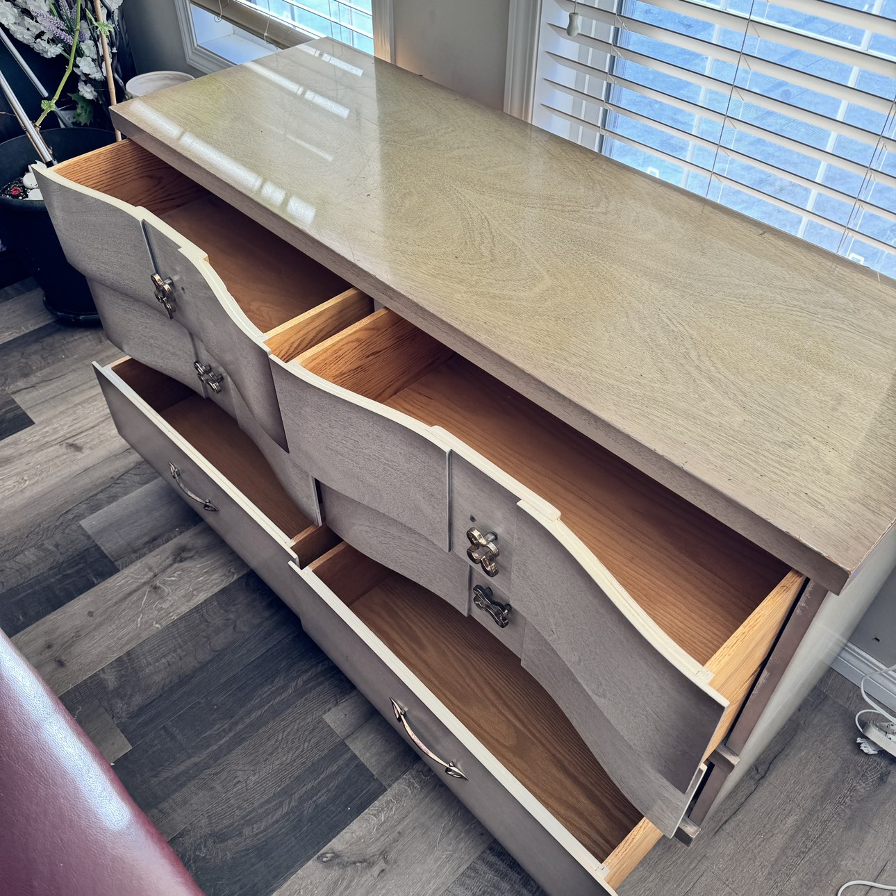 6 Drawer Dresser w/ Vanity Mirror in good condition - photo 5