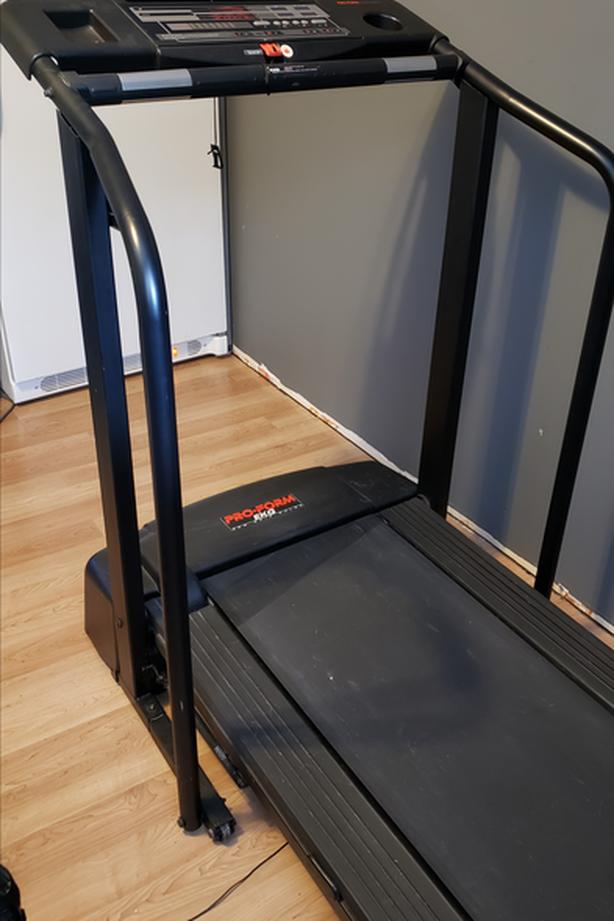 PRO-FORM EKG ELECTRONIC TREADMILL - photo 2