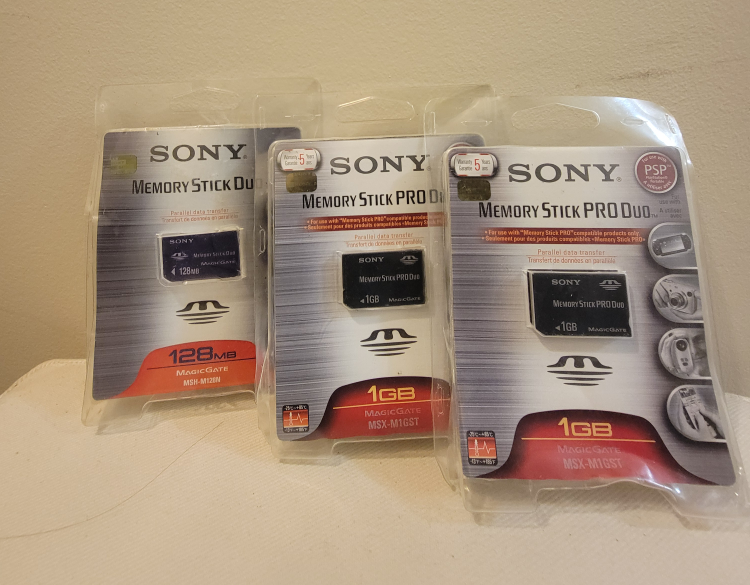 SONY MEMORY STICKS 128 $10 EACH. thumbnail