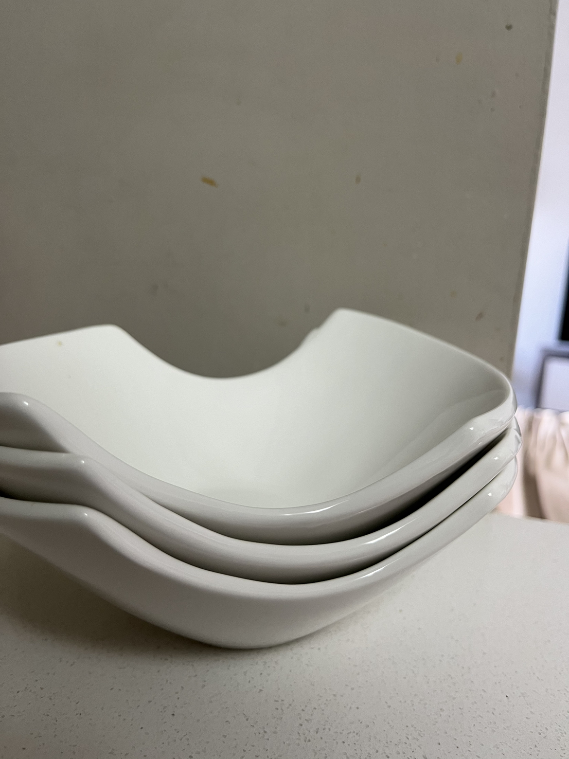 Set of 3 White ceramic curved serving bowls