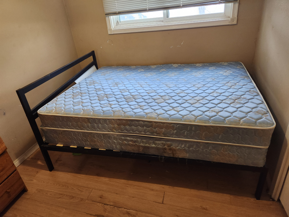 queen size bed, matrees frame and boxspring - photo 4