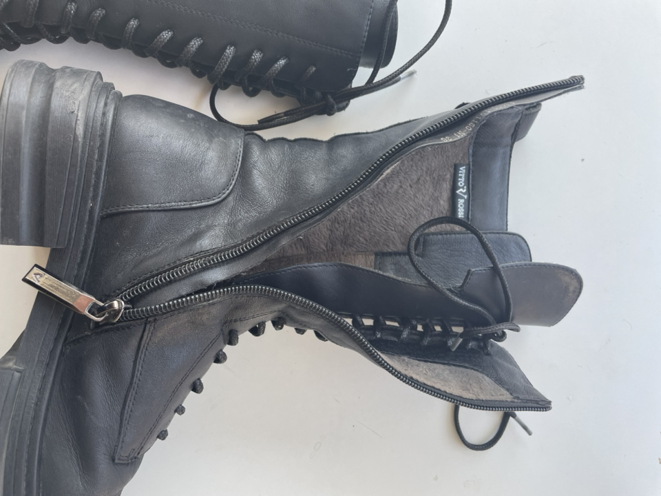 Leather winter boots size 6 image indicator(2)