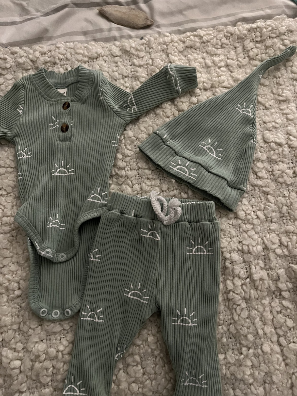 New born baby 3 piece outfit excellent condition thumbnail
