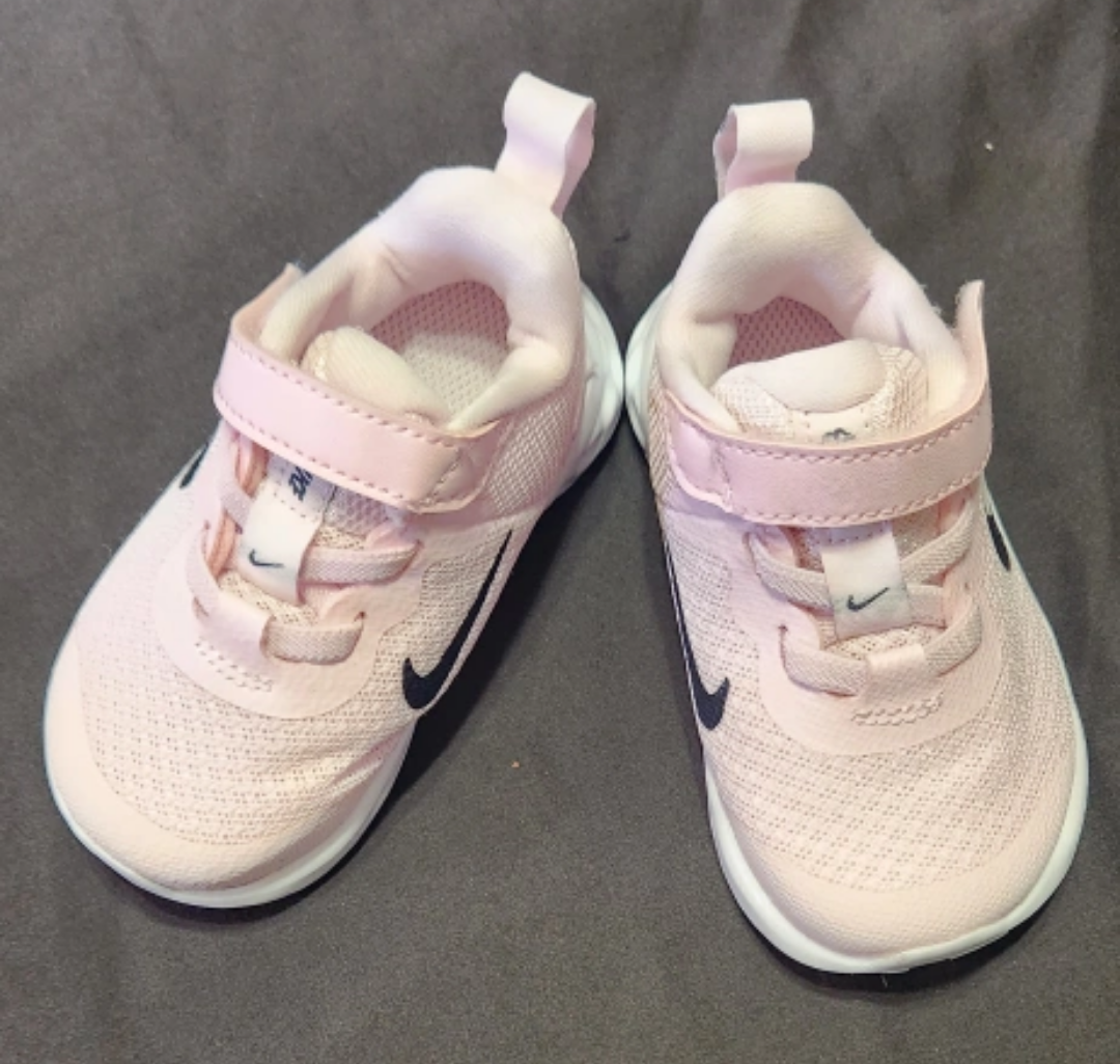 NEW pink baby Nikes size 4c