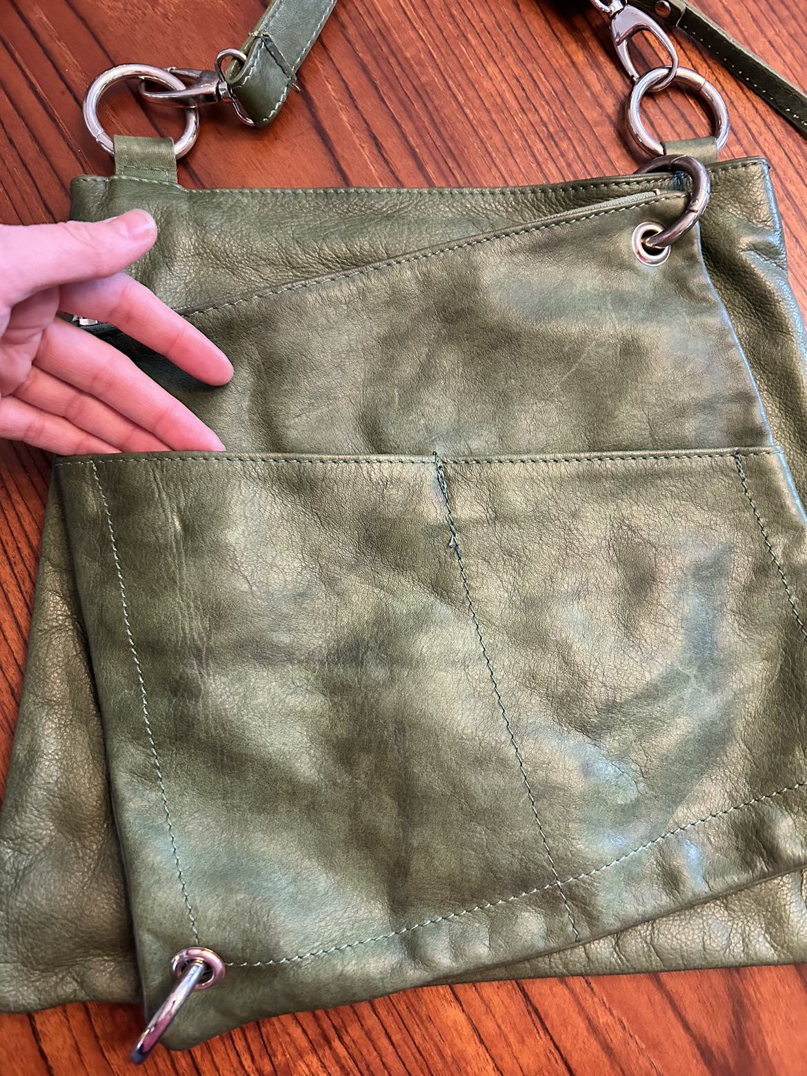 2 bags in 1! genuine Venetian leather image indicator(2)