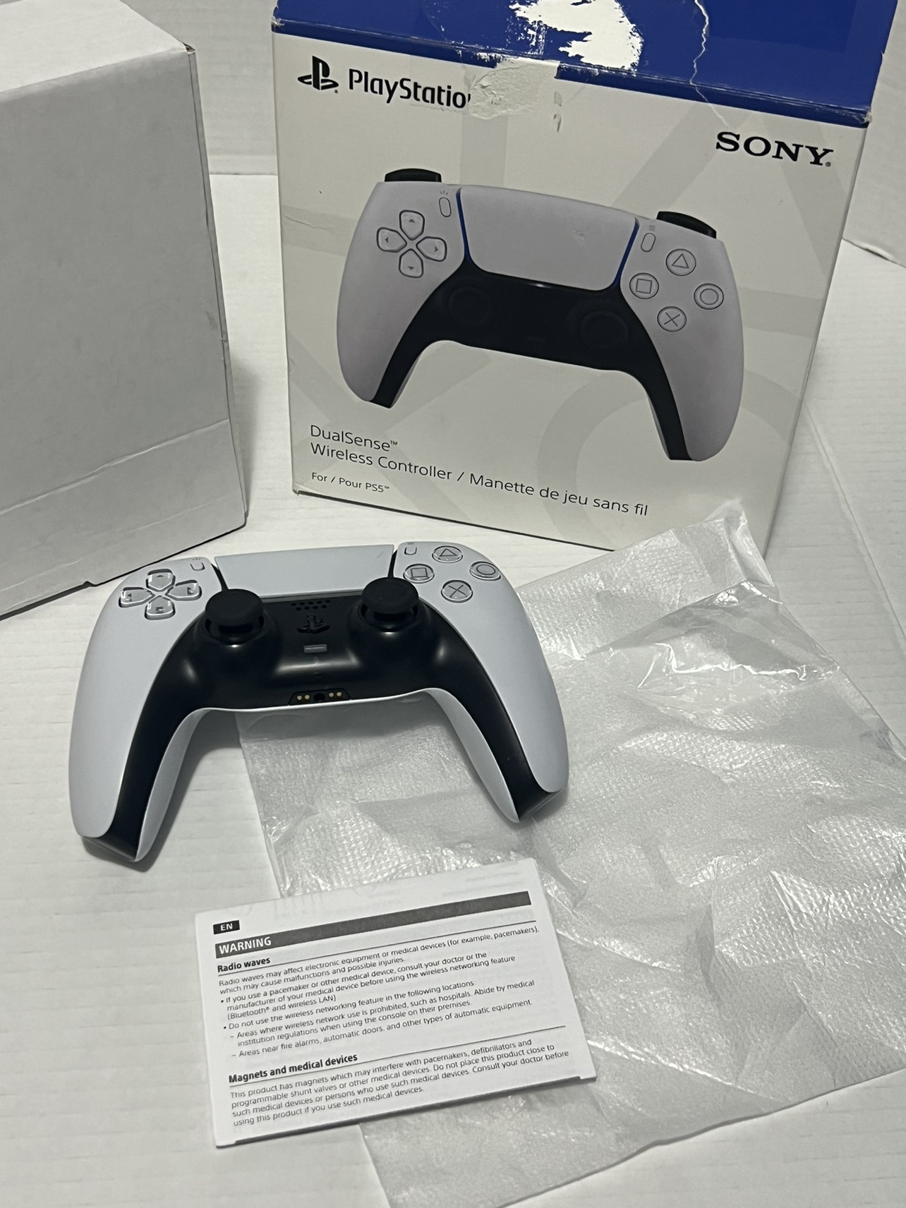 DualSense Wireless Controller - White image indicator(2)