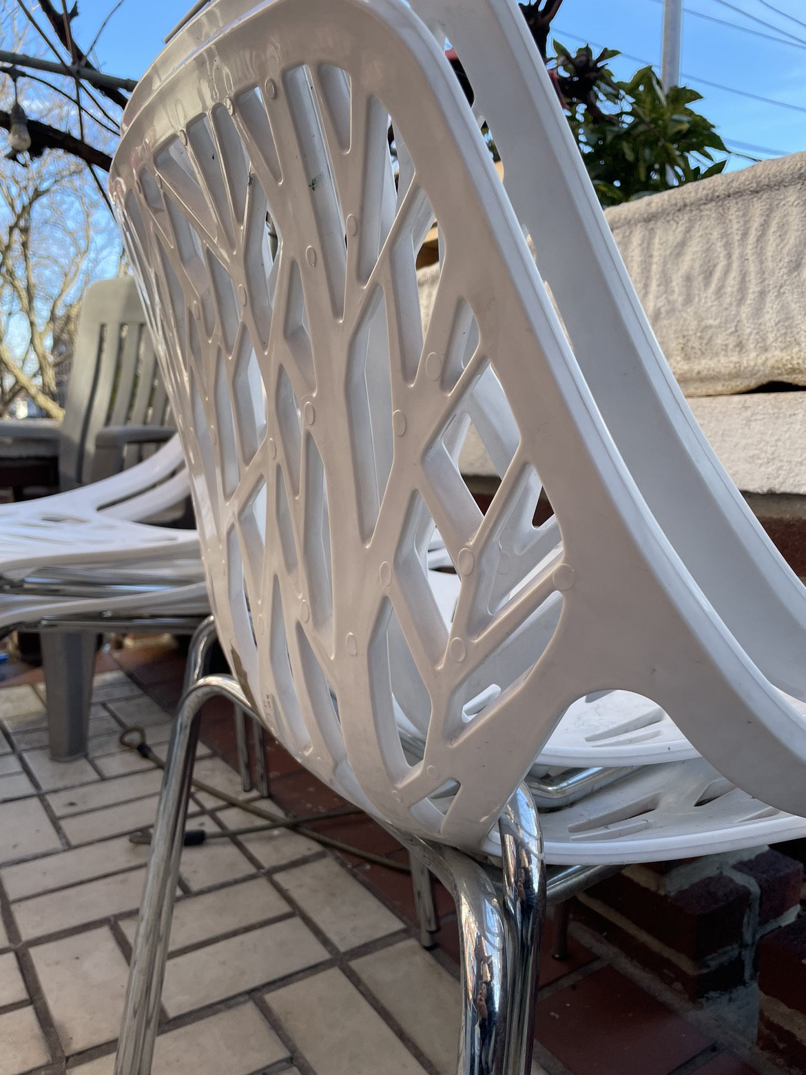 White plastic chairs - photo 2