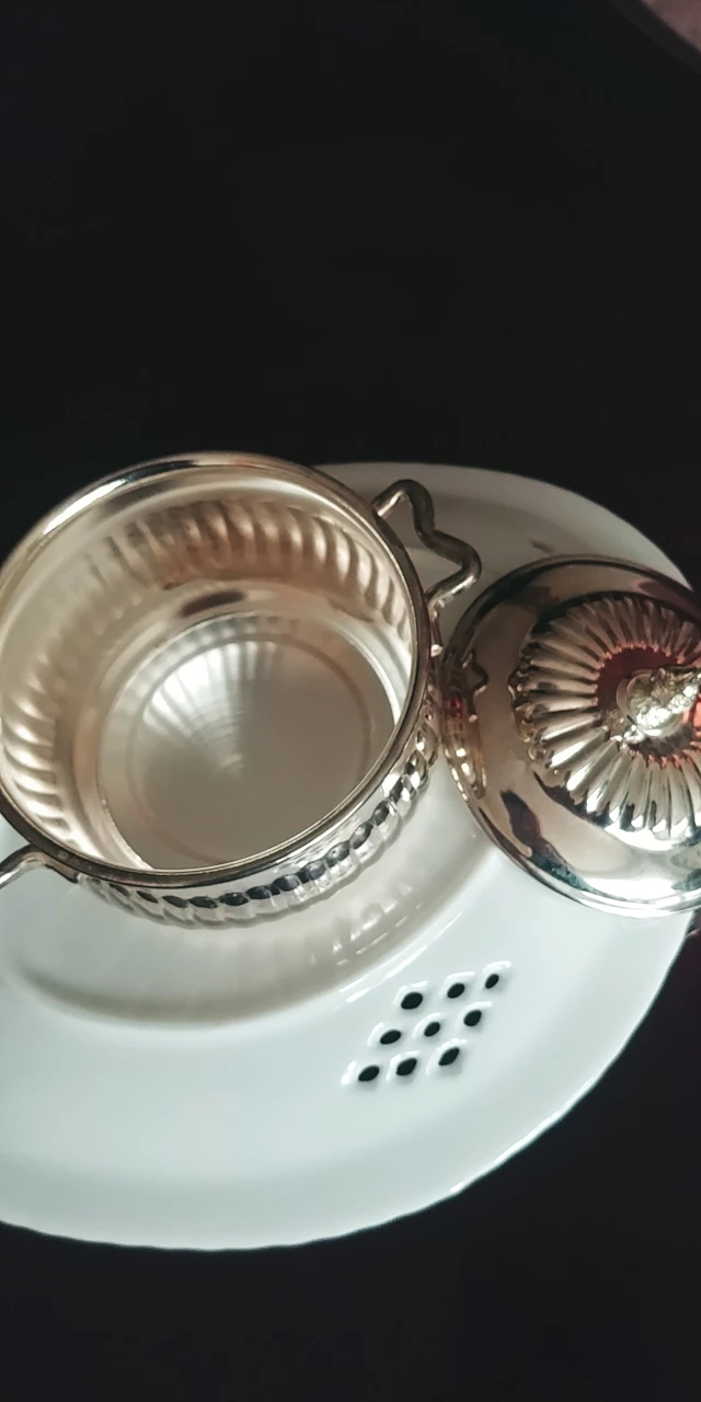 Silverware Bowl with Lid image indicator(2)