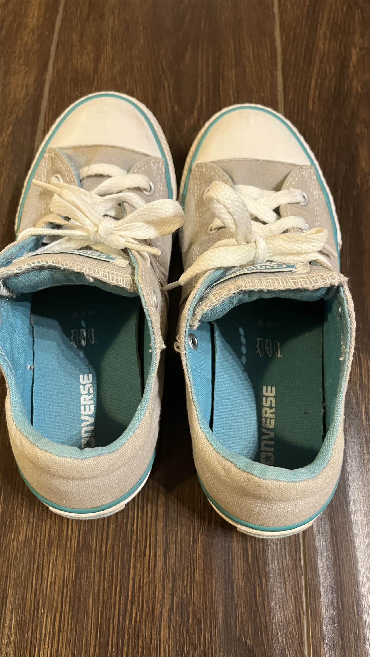Girl’s sneakers