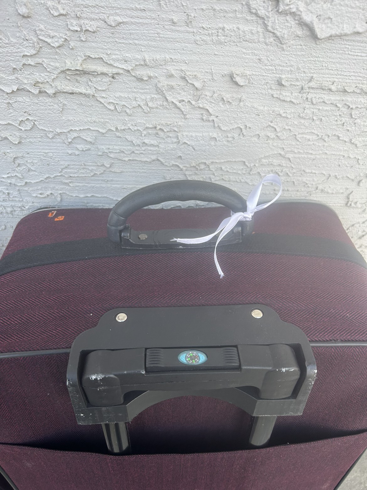2 luggages , good condition, wheel broke