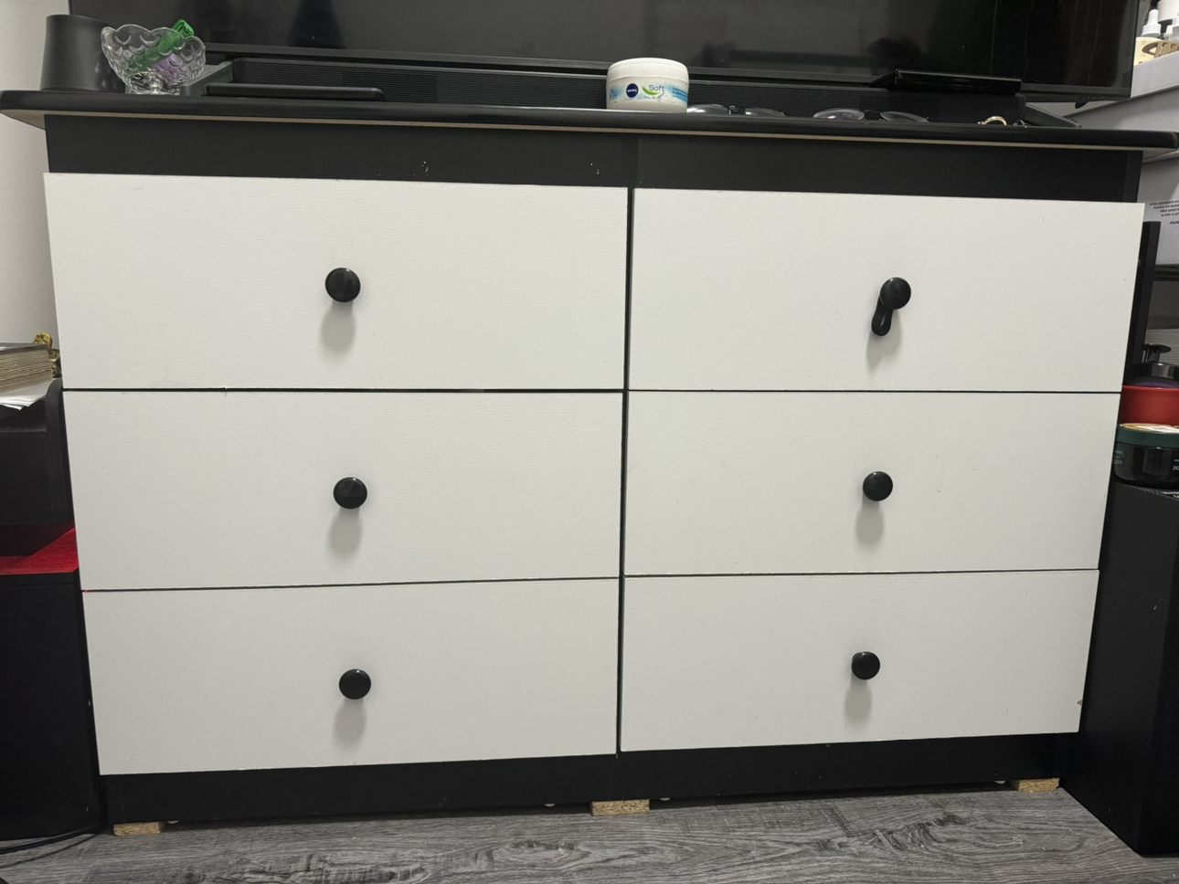 Closet with 6 drawers