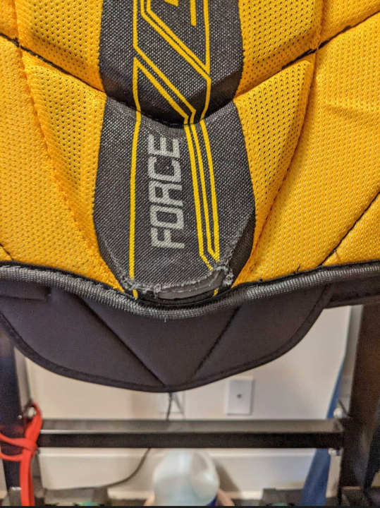 Bauer hockey shoulder pads (Senior Medium) - photo 3