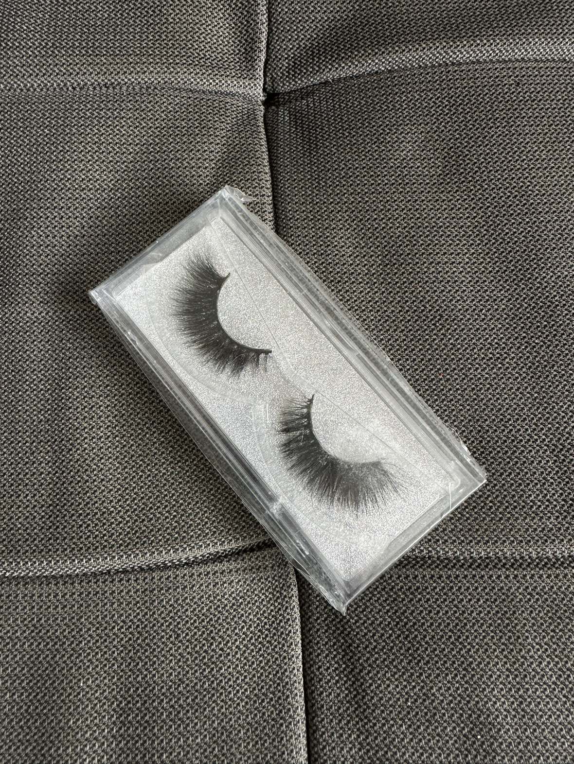 False Lashes - Dramatic Bold Style thumbnail