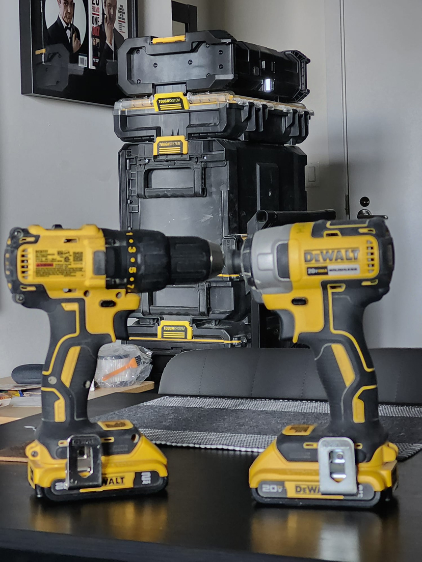 DeWalt Drill and Impact drive with two batteries (2Ah)