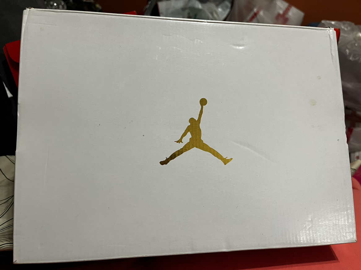 BNIB women’s Air Jordan, 1 mid metallic image indicator(5)