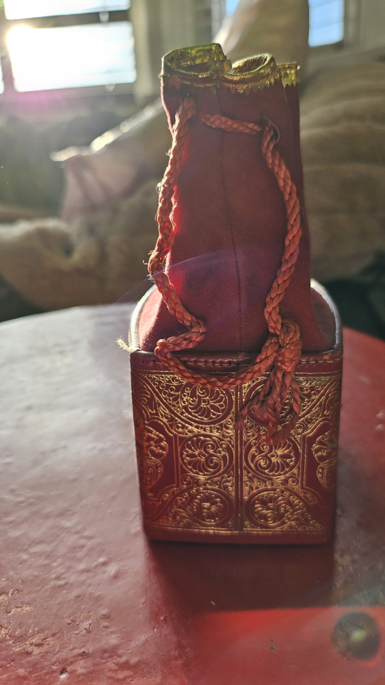 ATTENTION: PURSE AND HANDBAG COLLECTORS image indicator(2)